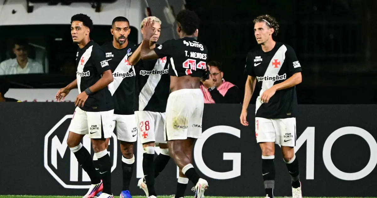 Vasco brilha no final e conquista vitória emocionante sobre o Medellín