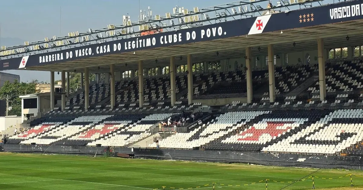 Vasco enfrenta o Vitória em São Januário após negativa do Maracanã